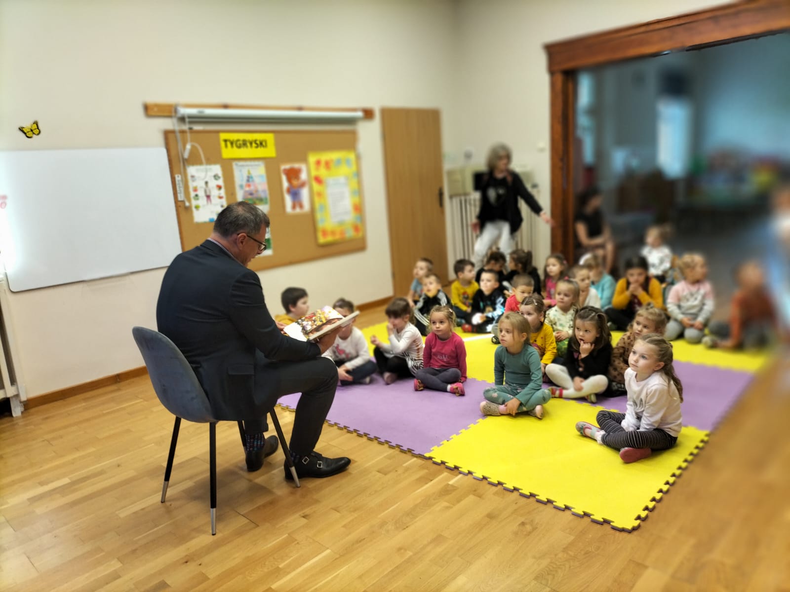 Burmistrz czytaB bajki dzieciom