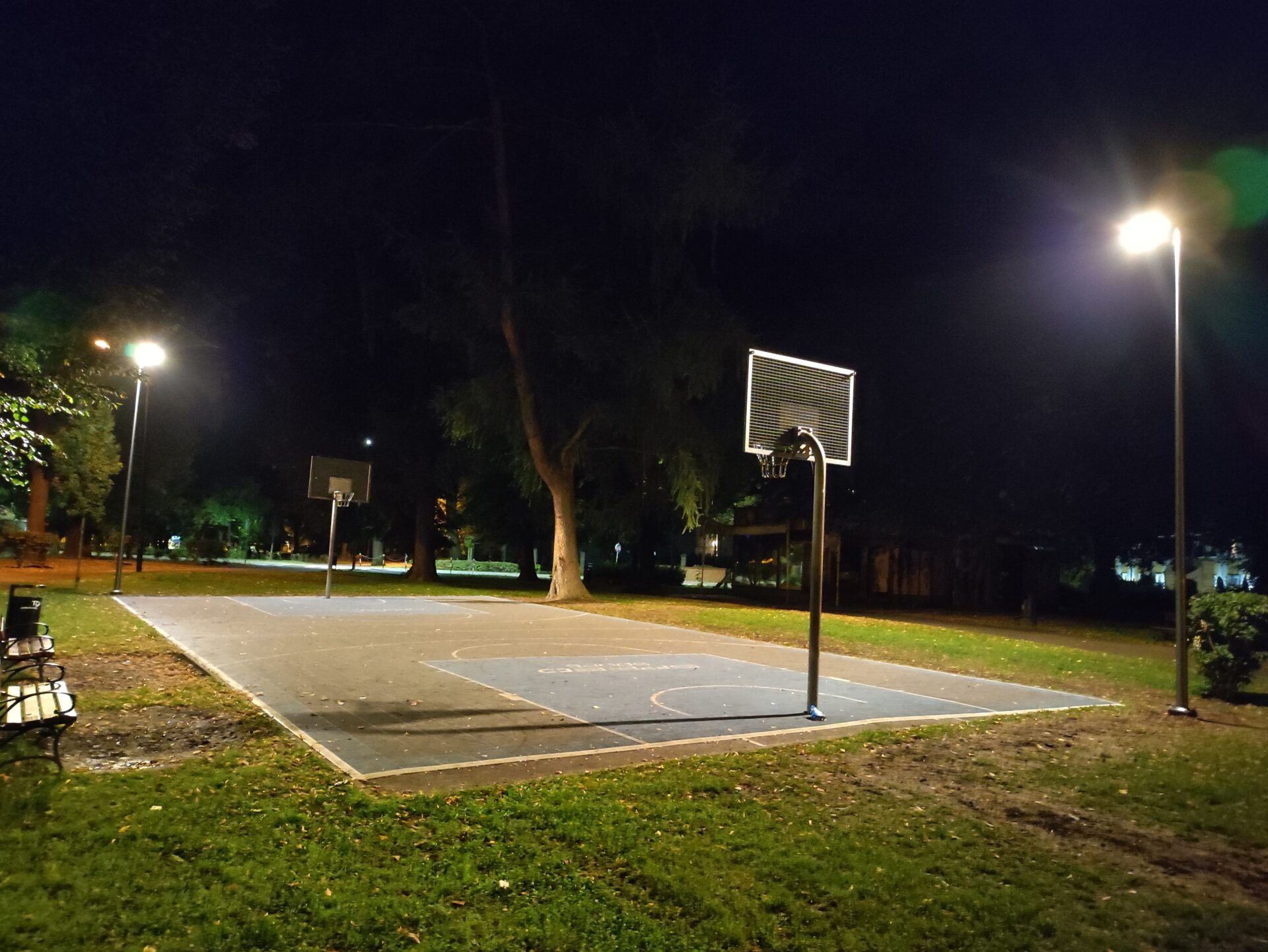 Boisko do gry w koszykówkę przy Alei Lompy w Nysie oświetlone!